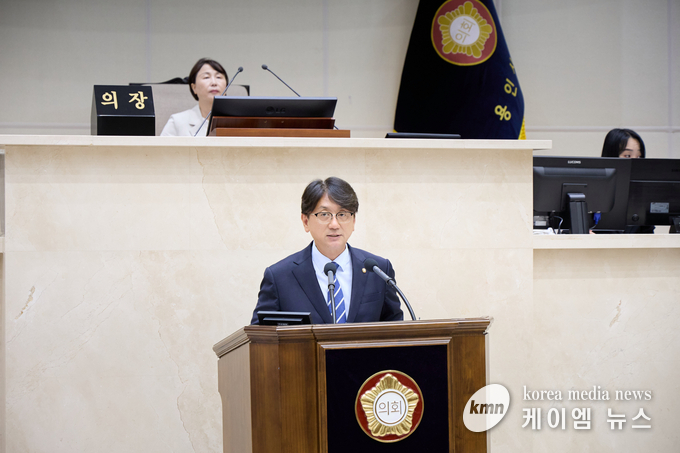 회 이교우 의원은 5분 자유발언을 통해 용인시 마을버스 운영의 구조적 문제를 지적하고 있다. 사진/용잍특례시청 제공