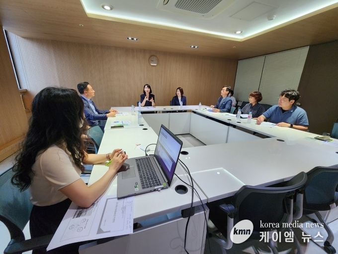 시설 운영에 필요한 실질적인 지원 방안 모색을 위한 현장 간담회로 진행하고 있다. 사진/경기도의회 제공