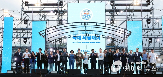 김진경 의장과 관계자, 선수들이 함께하고 있다. 사진/경기도의회 제공