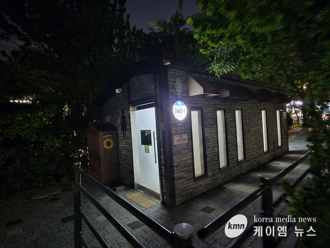 용인특례시가 태양광 LED건물번호판을 설치한 공중화장실 모습 사진/용인특례시청 제공