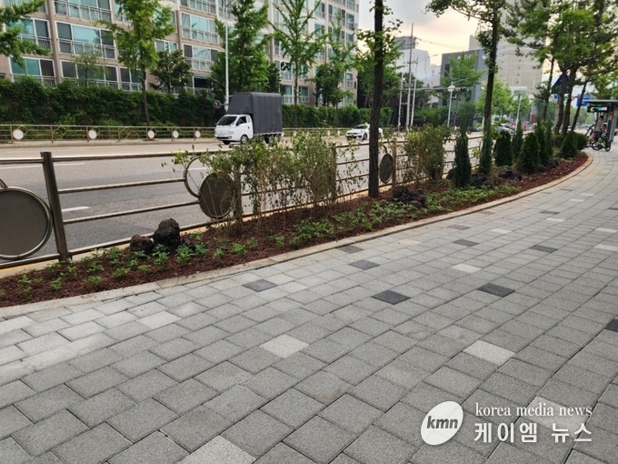  용인특례시는 수지구 동천동 908번지 일원 완충녹지 산책로 정비 모습 사진/용인특례시청 제공