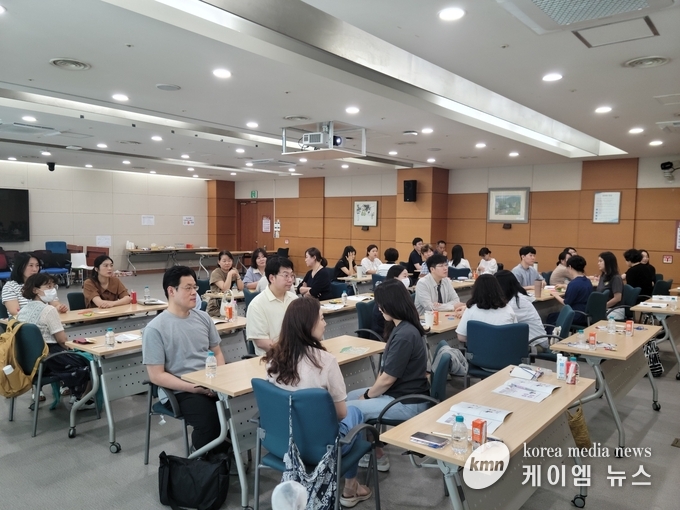 경력형성형 공공일자리 참여 근로자 대상 맞춤형 취업역량 강화 교육을 하고 있다. 사진/용인특례시청 제공