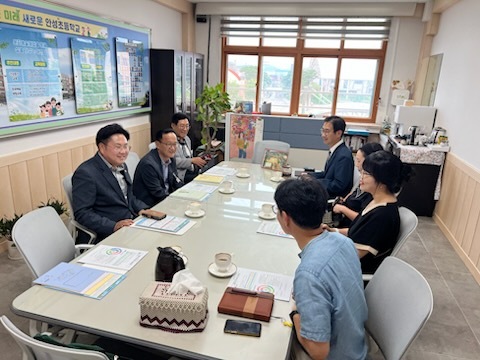 최호섭 운영위원장은 안성초등학교에서 교육환경 개선을 위한 간담회를 열고 있다. 사진/안성시의회 제공
