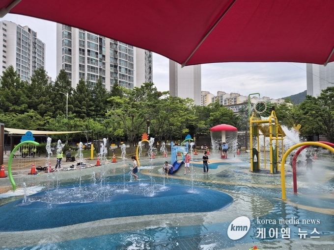 내꽃근린공원 물놀이장에서 아이들이 즐기고 있다. 사진/ 용인특례시청 제공
