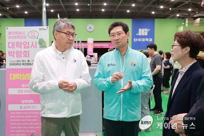  19일 단국대학교에서 열린 '2026학년도 수시대비 대학입시박람회'에서 이상일 시장이 현장을 둘러보고 시민들과 소통했다. 사진/용인특례시청 제공