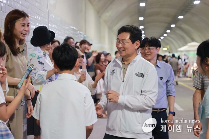 제3회 수지터널 페스티벌에서 이상일 시장이 무대 위에 오른 학생들과 기념촬영을 하고 있다. 사진/용인특례시청 제공