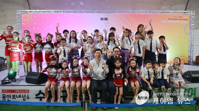 이상일 시장이 아이들과 함께하고있다. 사진/용인특례시청 제공