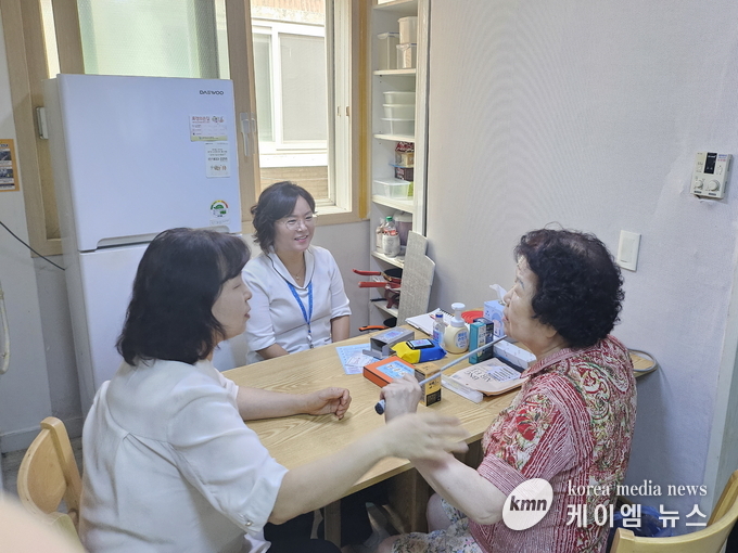 김정원 장안구보건소장(사진 왼쪽에서 첫 번째)이 어르신과 이야기를 나누고 있다. 사진/수원특례시청 제공