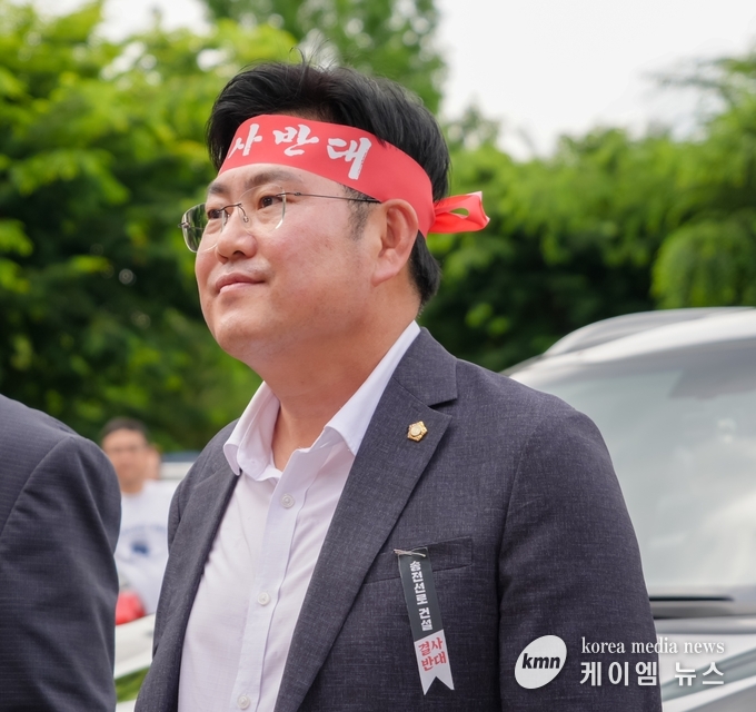 최호섭 안성시의회 운영위원장이 송전선로 결사반대 머리띠를 두르고 결사 반대를 외치고있다.
