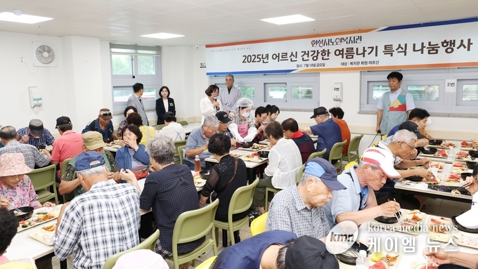 김보라 안성시장, 안정열 안성시의회의장이 직접 참석해 어르신들과 인사를 나누고 있다. 사진/안성시청 제공