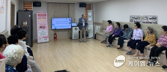 웰다잉 인식개선 프로그램을 하고 있다. 사진/ 평택시청 제공