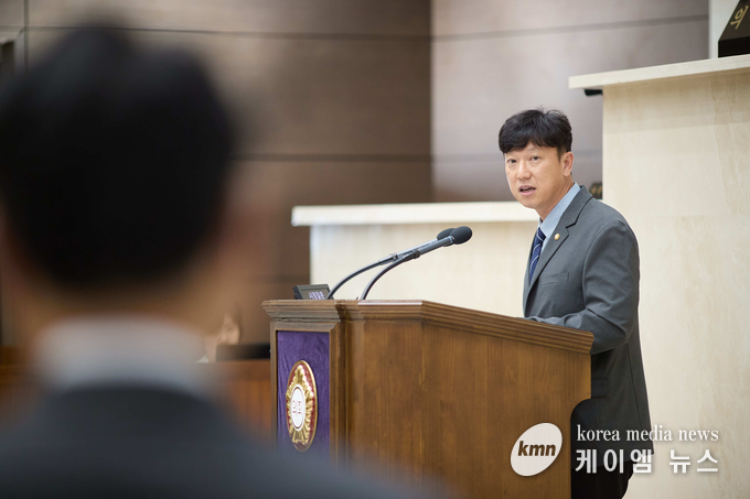 김병민 의원은 관내 주요 교통 및 환경 현안에 대해 시 집행부에 질의하고 개선을 촉구하고있다. 사진/용인특례시의회 제공