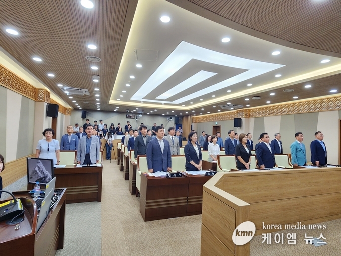 제257회 임시회 에서 국민의례를 하고있다.<사진/김영진기자>