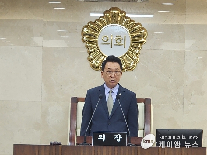 강정구 의장이 개회사를 하고있다. <사진/김영진기자>