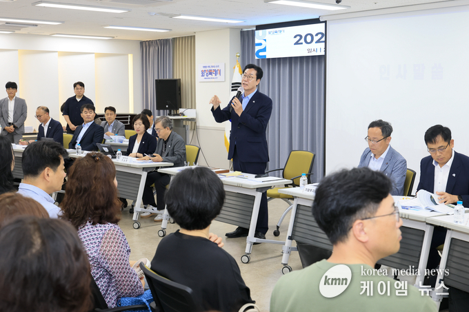 정명근 화성특례시장이 21일 동탄권역 정책간담회에서 시정 현안에 대해 설명하고 있다. 사진/화성특례시청 제공