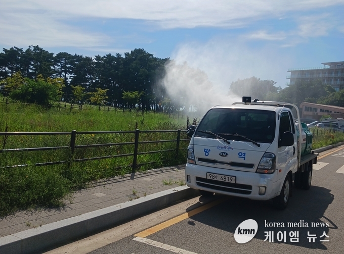 20일 화성시서부보건소 관계자가 서신궁평솔밭 인근에서 분무 소독을 하고 있다. 사진/화성특례시청 제공