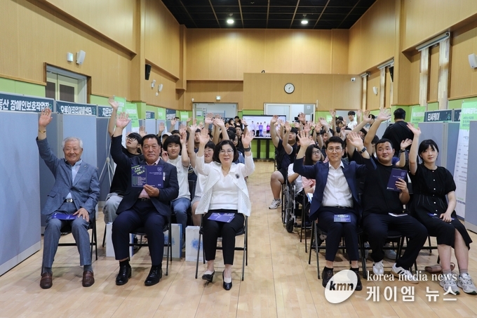  안성시장애인복지관 진로직업박람회를 마치고 김보라안성 시장(왼쪽세번째)과 안정렬 안성시의장(왼쪽두번째) 등 안성시민들이 함께하고 있다. 사진/안성시청 제공