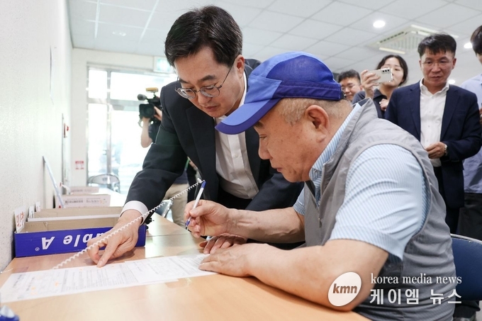 지난 7월 21일 오후 김동연 경기도지사가 원천동 행정복지센터를 방문해 민생회복 소비쿠폰에 대해 설명하고 있다. 사진/경기도청 제공