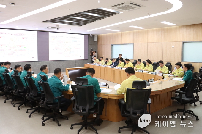 호우피해 관련 양당대표 간담회’에서 호우피해 수습 및 지원현황을 보고받고, 대응책을 모색했다. 사진/경기도의회 제공