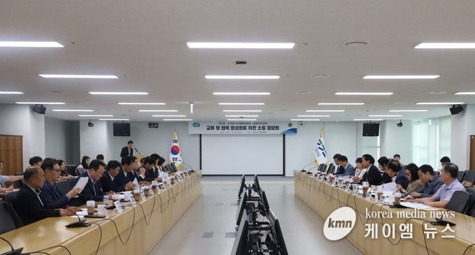 경기도·도의회 안전행정위원회·법정민간단체 교류 및 협력 활성화를 위한 소통 정담회를 열고있다. 사진/경기도의회 제공