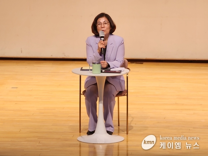김보라 안성시장이 주민들의 질의에 응답하고있다.<사진/김영진기자>