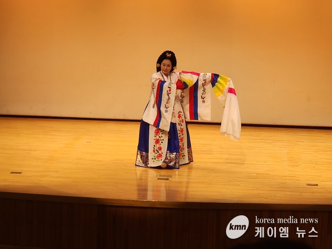 공도읍 용두5리 이주연 님의 태평무 공연을 하고있다.<사진/김영진기자>