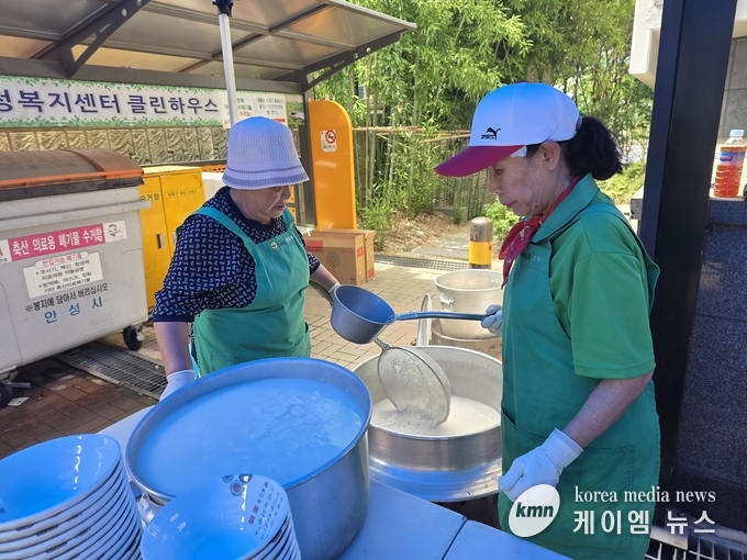 정책 공감 토크에 참석한 주민과 관계자들에게 떡국을 제공하기위해 떡국을 끓이고있다.<사진/엄순옥님 제공>