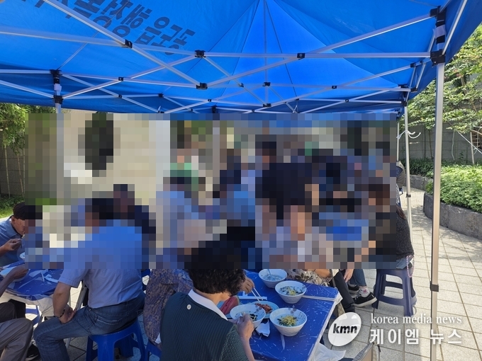 정책 공감 토크에 참석한 주민과 관계자들이 새마을 부녀회(회장 김영순), 와 이장단협의회 (회장 허종욱) 에서 제공한 떡국을 맛있게먹고있다.<사진/엄순옥님 제공>