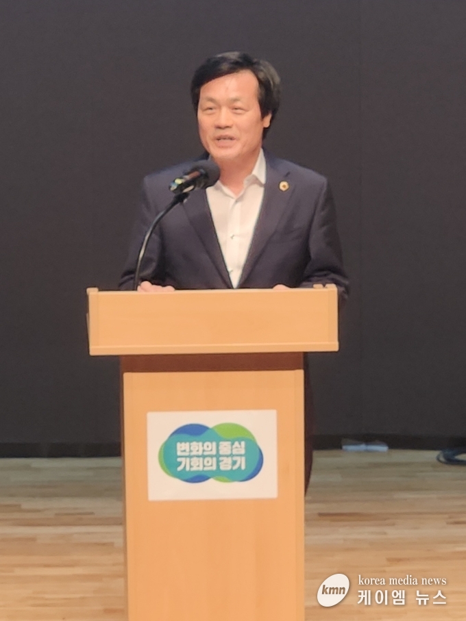  문형근 위원장은 경기도 가정밖 청소년지원센터 개소식에 참석해 축사를 하고있다. 사진/경기도의회 제공
