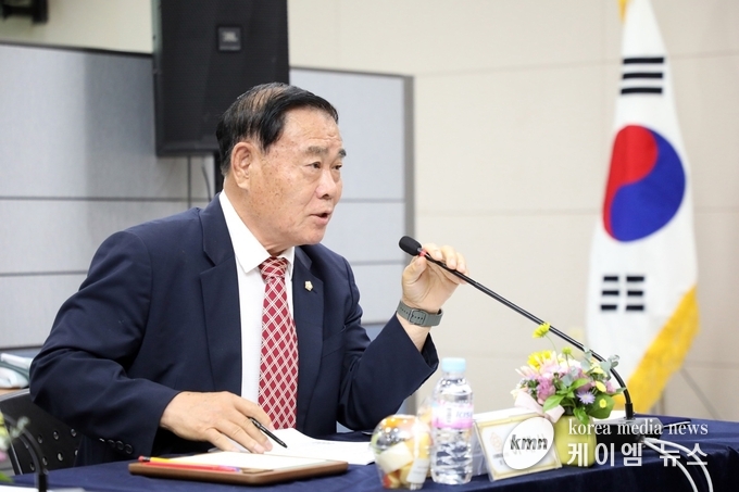 수원특례시의회 이재식 의장이 정례회의 개최지 결정의 건 등을 논의하고 있다. 사진/수원특례시의회 제공