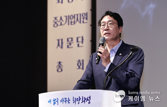 정명근 화성특례시장이 24일 중소기업지원 자문단 총회에서 인사말을 하고 있다. 사진/화성특례시청 제공