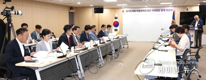24일 농수산생명과학국, 기후환경에너지국, 수자원본부, 철도항만물류국, 균형발전기획실, 평화협력국, 축산동물복지국, 교통국과 등 경기도 8개 실·국과 정책 정담회를 열고 있다. 사진/경기도의회 제공.