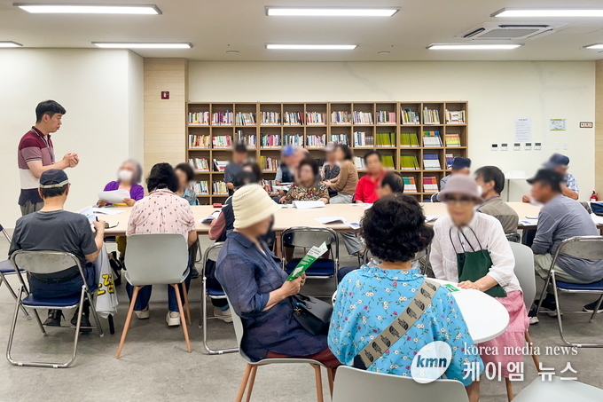 수원시 관계자가 지난 22일 어르신들을 대상으로 ‘똑버스’ 이용법을 안내하고 있다. 사진/수원특례시청 제공