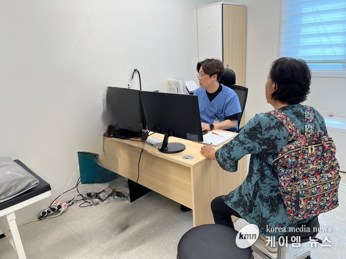 치매관리주치의 의료진이 치매환자를 대상으로 맞춤형 진료 상담을 제공하고 있다. 사진/화성특례시청 제공