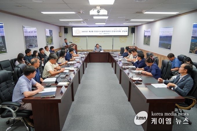지난 23일 소통회의실에서 안성시시설관리공단(이사장 이정찬)과 간담회를진행하고 있다. 사진/안성시의회 제공