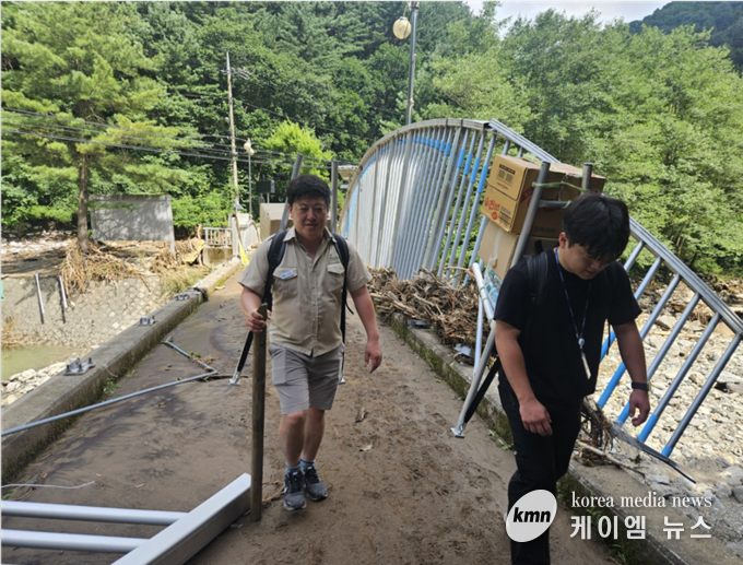 매일 왕복 8km씩 지게로 긴급구호 물품을 전달하고있다. 사진/경기도청 제공