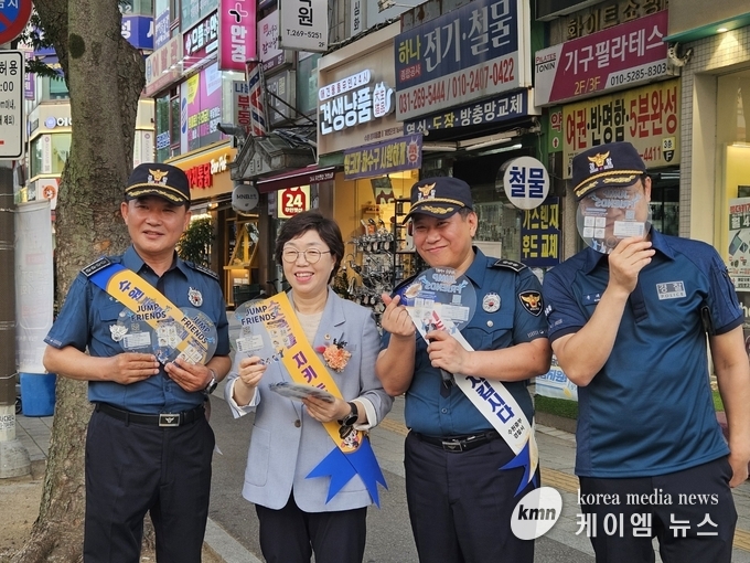 박옥분 의원, 학교폭력 근절 및 청소년 자살예방 캠페인 참여하고있다. 사진/ 경기도의회 제공