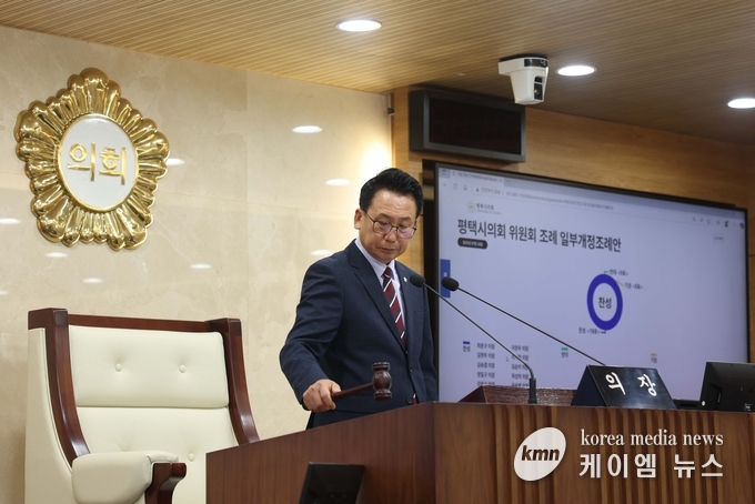 제257회 임시회 제2차 본회의에서 타봉하는 강정구의장 사진/평택시의회 제공