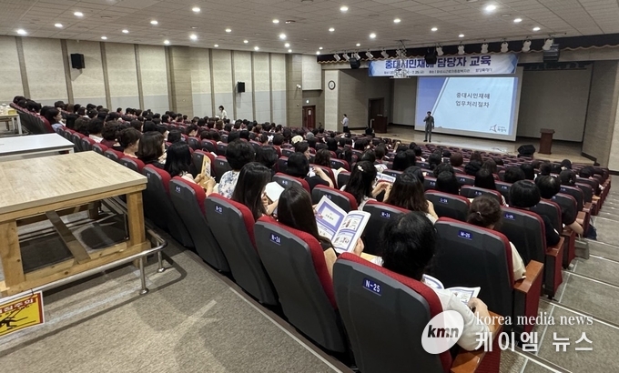화성특례시가 24일 중대시민재해 예방 담당자 역량 강화를 진행하고 있다. 사진/화성특례시청 제공