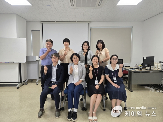 간담회를 마치고 관계자들과 함께하고 있다. 사진/경기도의회 제공
