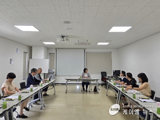 신미숙 의원은 실무자간 첫 간담회를 열고 현장의 목소리를 청취하고 있다. 
