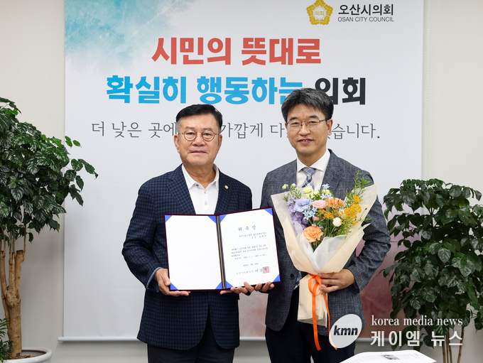  이상복 의장은 김용석 한국산업기술원 좋은정책연구소 소장을 입법고문으로 신규 위촉했다. 사진/오산시의회 제공