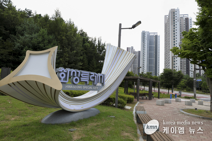 영천동에 설치된 화성특례시 상징조형물 모습 사진/화성특례시청 제공