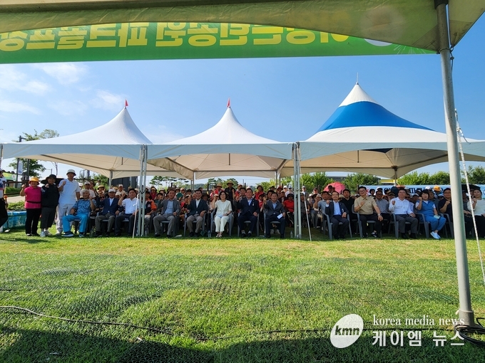안성시 파크골프장 개장식에서 단체사진을 찍고있다.<사진/김영진기자>