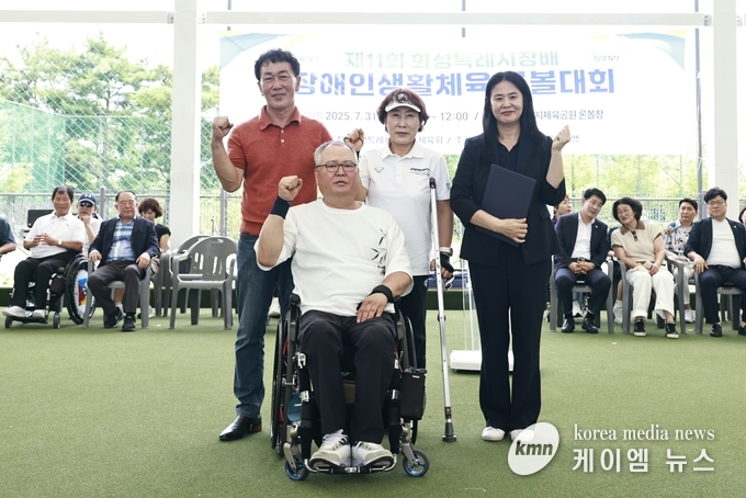 제11회 화성특례시장배 장애인 론볼대회에 참가한 선수들이 대표선서를 마치고 기념촬영하고 있다. 사진/화성특례시청 제공