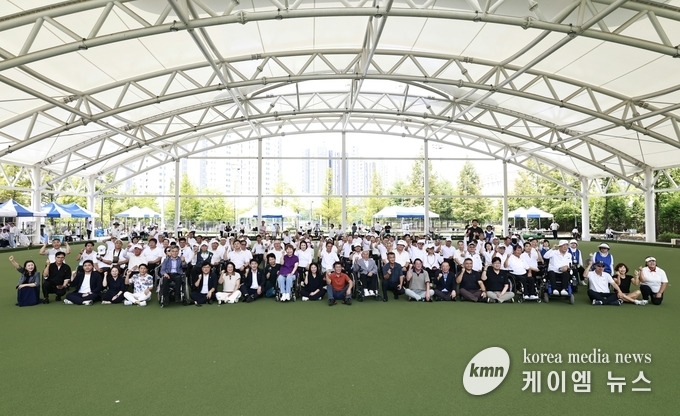 제11회 화성특례시장배 장애인 론볼대회에 참가한 선수들과 내빈들이 함께 기념촬영을 하고 있다. 사진/화성특례시청 제공