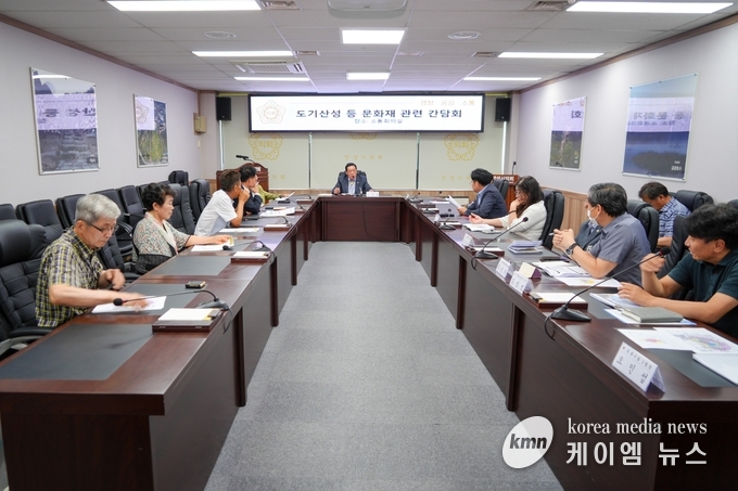 안성시의회, 도기동 문화재 보호와 지역 개발의 균형 방안 모색을 위해 간담회를 열고 있다. 사진/안성시청 제공