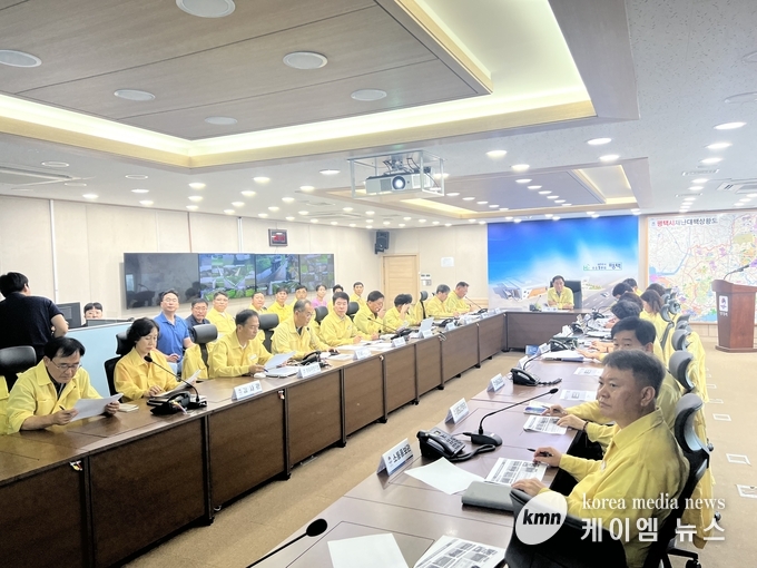집중호우 피해를 대비하기 위한 긴급대책회의를 열고 있다. 사진/평택시청 제공