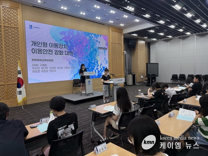 청소년의회 의원이 정책 제안을 발표하고 있다. 수원특례시의회 제공