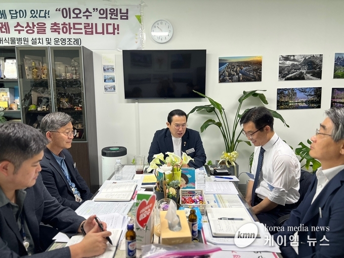 이오수 의원, 피트모스 활용 축산환경 개선사업 후속 과제와 기관 간 협력 방안을 논의했다. 사진/경기도의회 제공